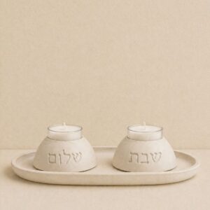 שבת שלום – זוג פמוטי בטון חרוטים עם מגש תואם